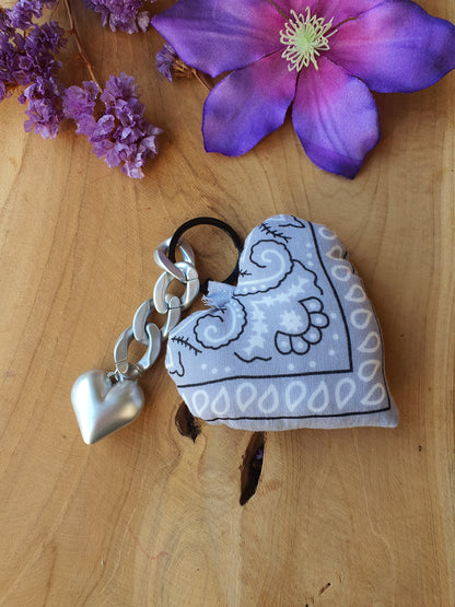 Sleutelhanger tassenhanger bandana hart grijs.