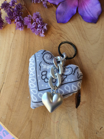 Sleutelhanger tassenhanger bandana hart grijs