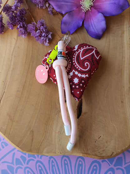 Sleutelhanger tassenhanger bandana hart rood-roze.