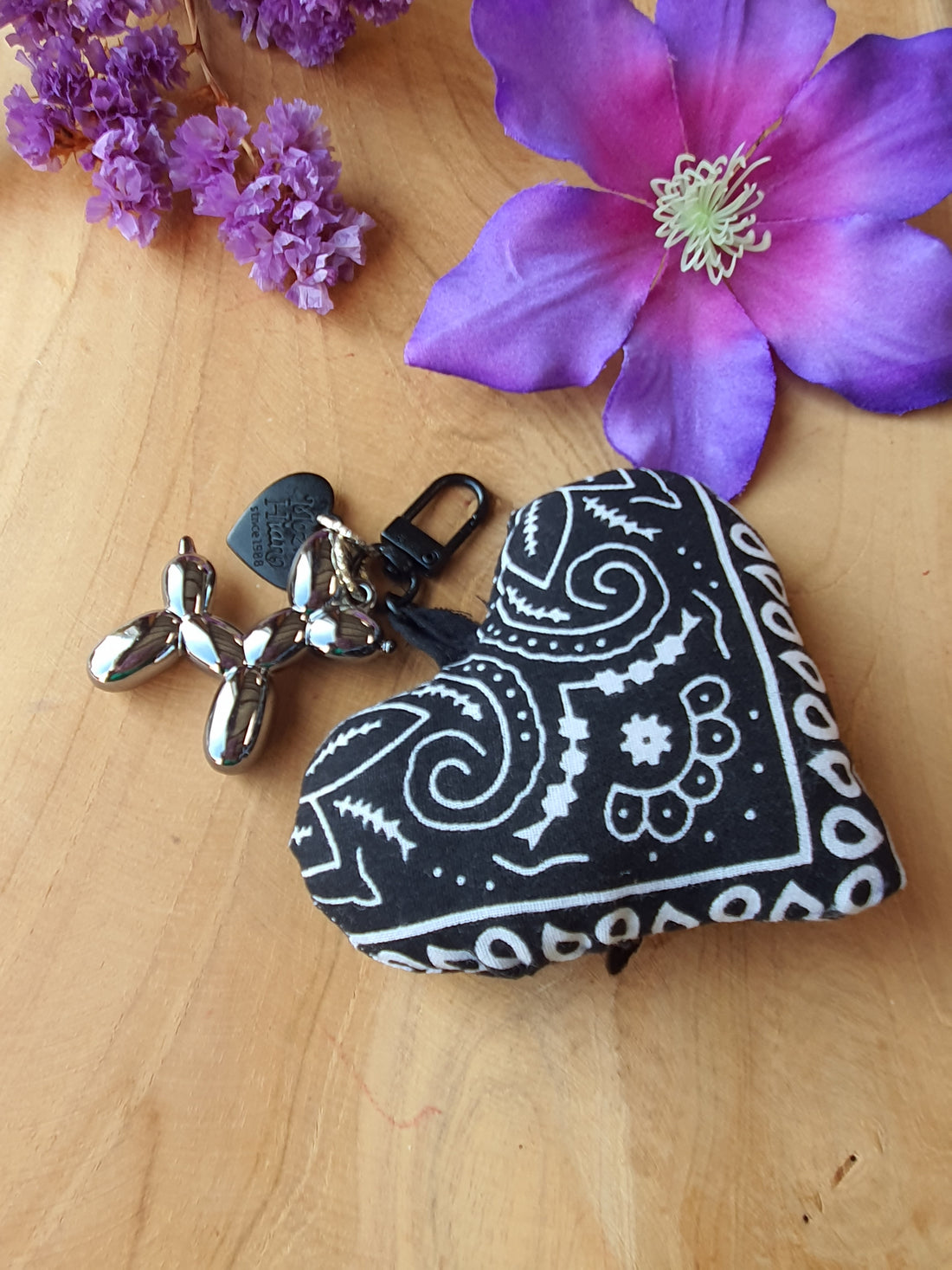Sleutelhanger tassenhanger bandana hart zwart met ballon hond.