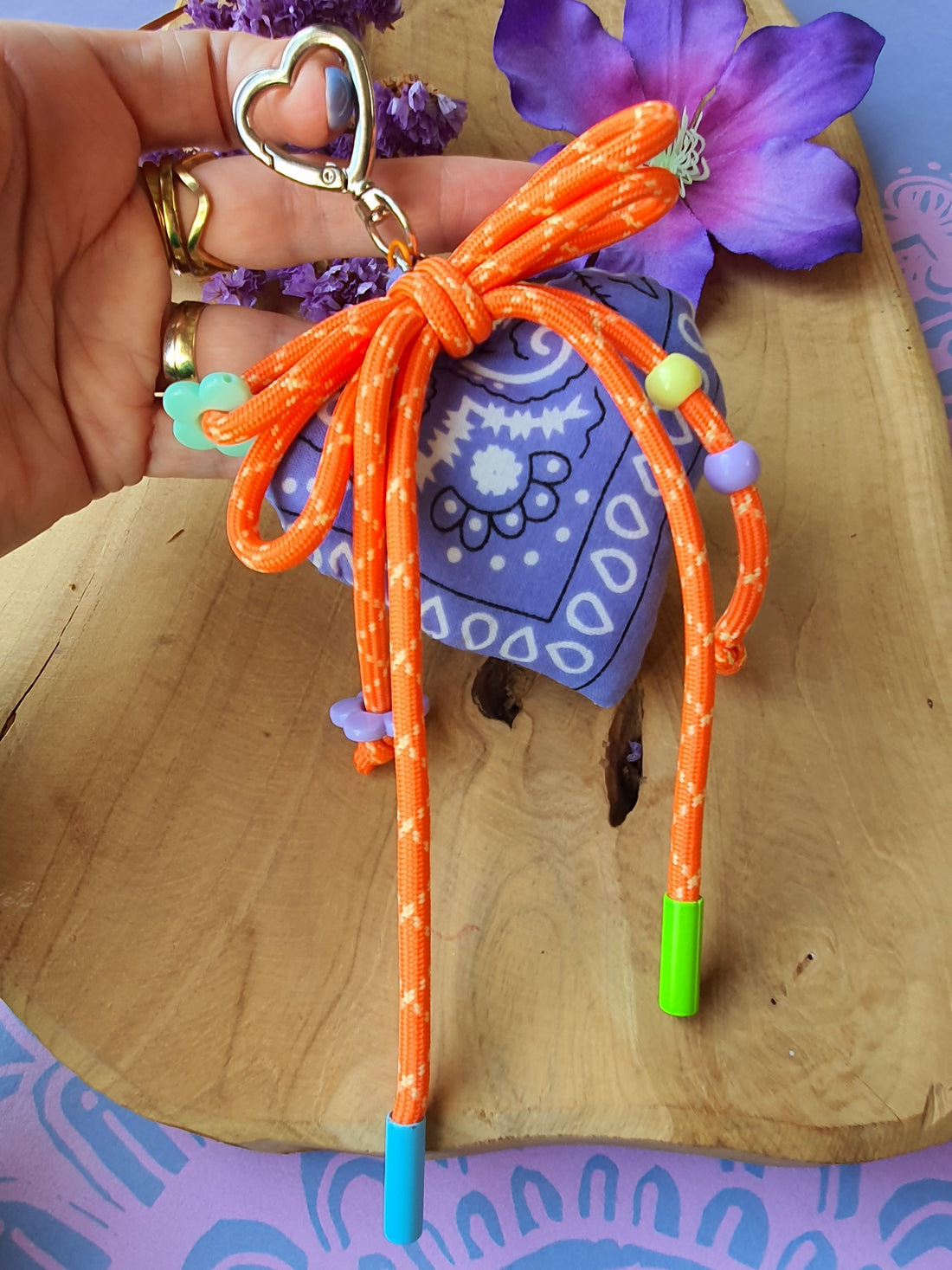 Sleutelhanger tassenhanger bandana paars oranje.