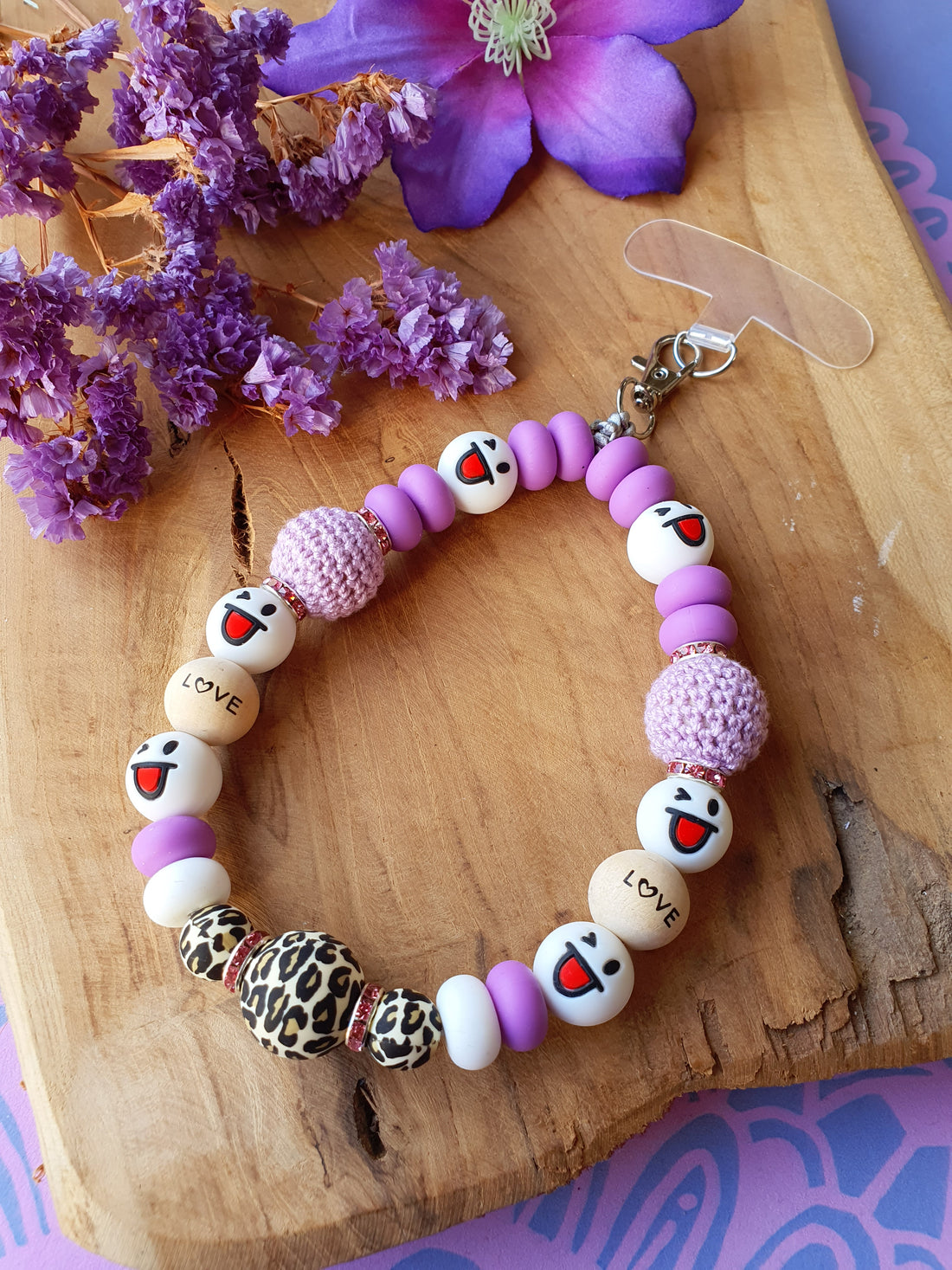 Telefoonkoord Met Bevestigingsplaatje met smiley en panterprint kralen(nr 14)