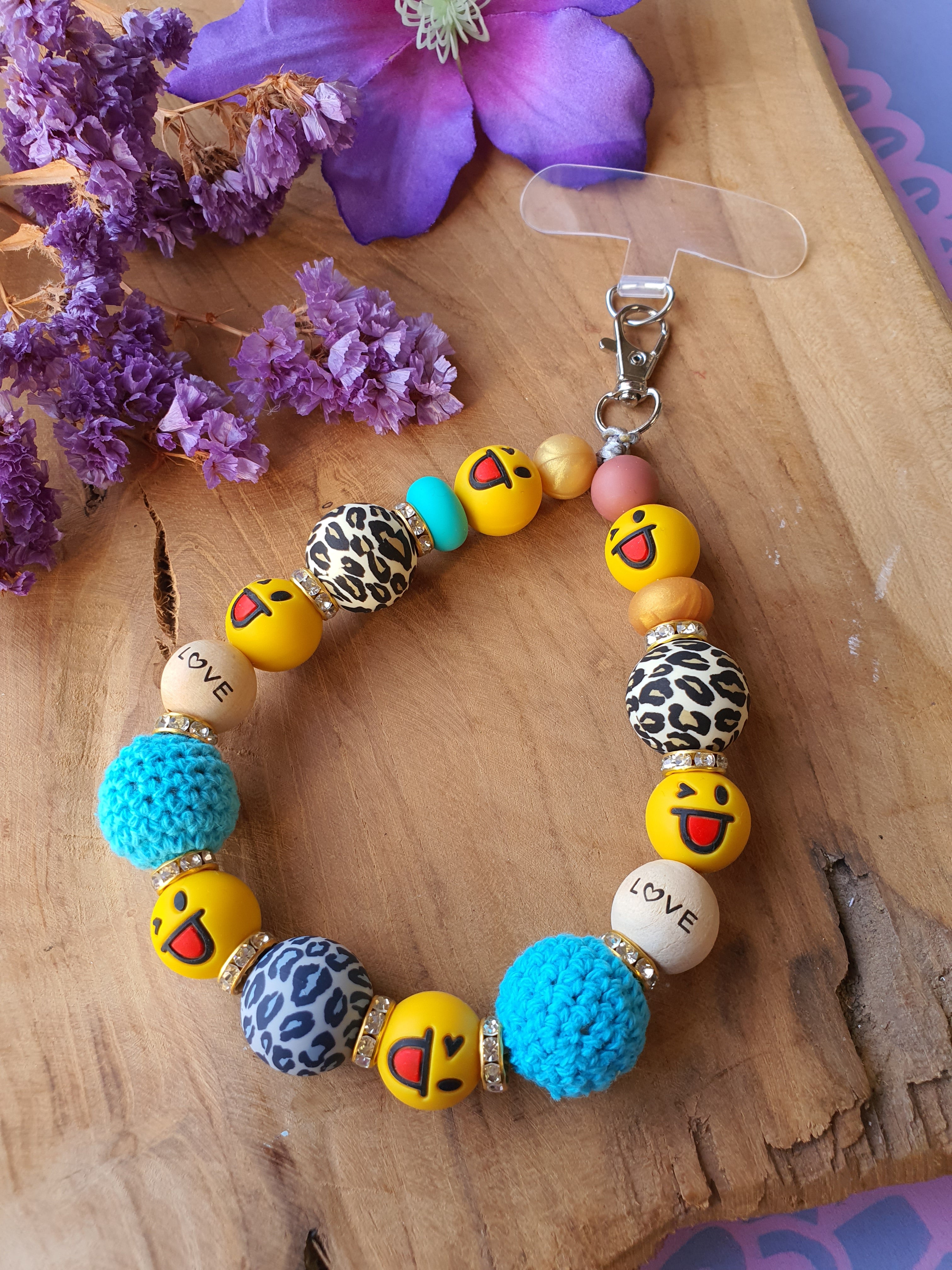 Telefoonkoord Met Bevestigingsplaatje smiley en panterprint kralen (nr 15)