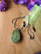 Volledig aanzicht Orgonite hanger Amazoniet met Bergkristal 925 Sterling zilver oogje met rvs ketting