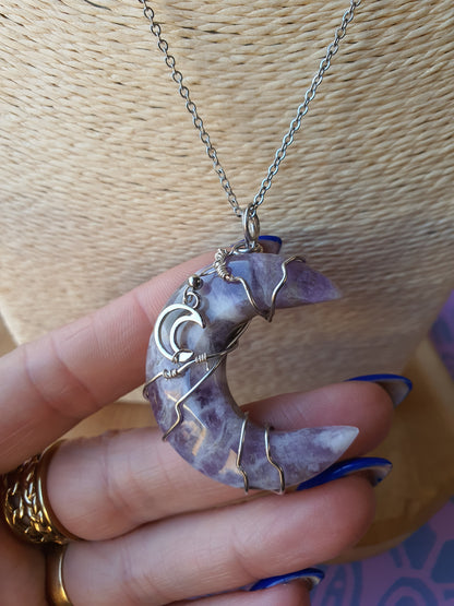 Wire Wrapped Amethist Maan hanger.