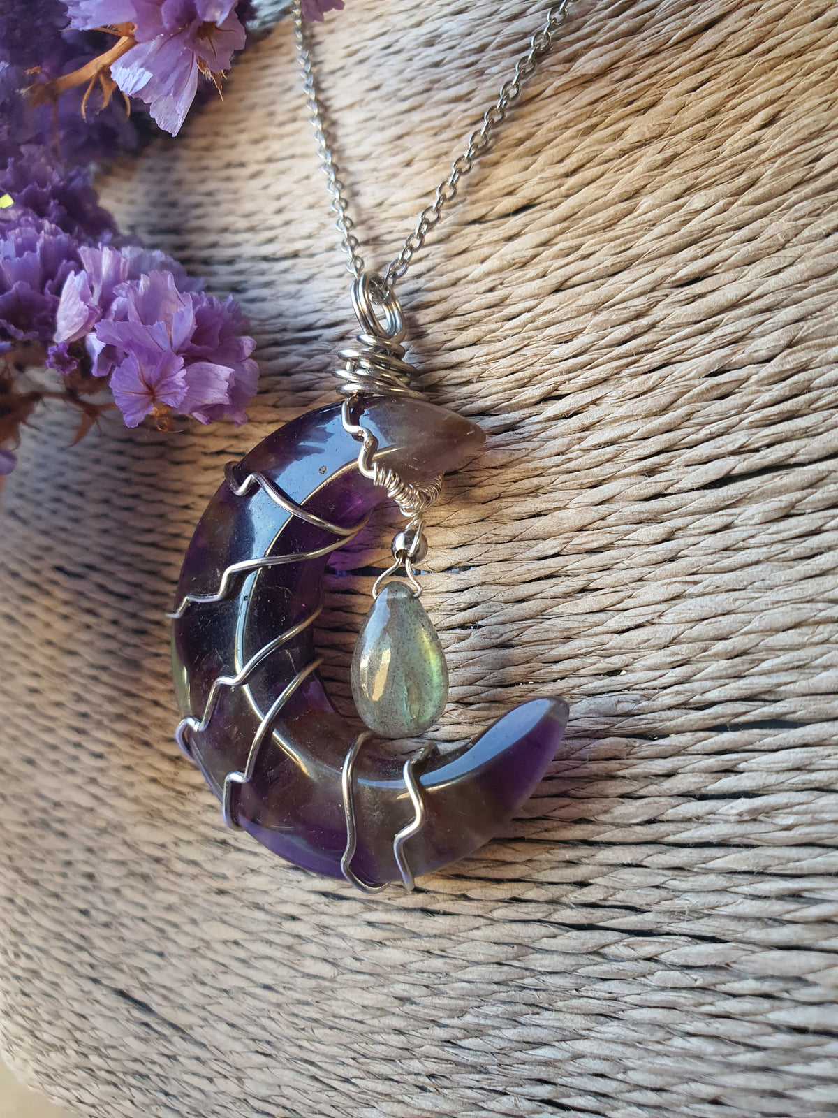 Wire Wrapped Amethist Maan hanger met teardrop Labradoriet.