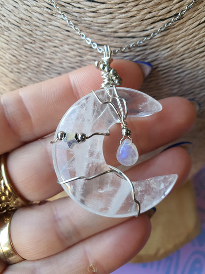 Wire Wrapped Bergkristal Maan met Teardrop Regenboog Maansteen (nr 1) met RVS ketting.