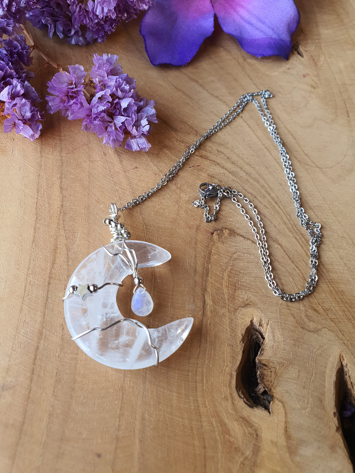 Wire Wrapped Bergkristal Maan met Teardrop Regenboog Maansteen (nr 1) met RVS ketting