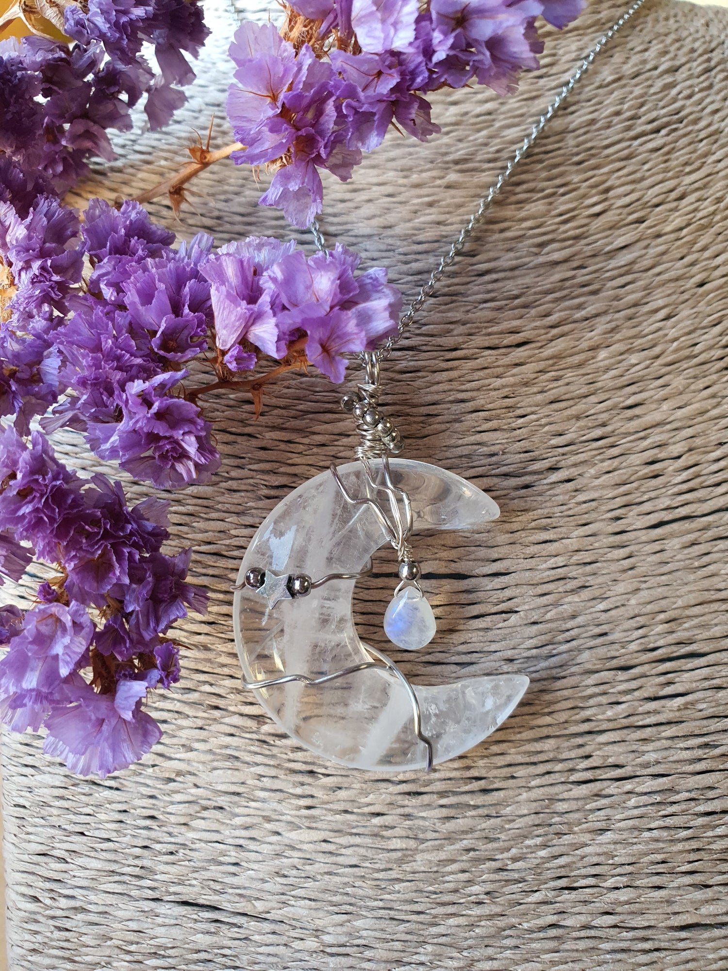 Wire Wrapped Bergkristal Maan met regenboog maansteen