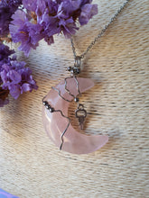 Wire Wrapped Rozenkwarts maan hanger