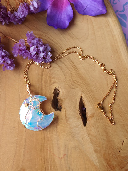 Wire wrapped Maan hanger Angel aura kwarts. (nr 12) met ketting