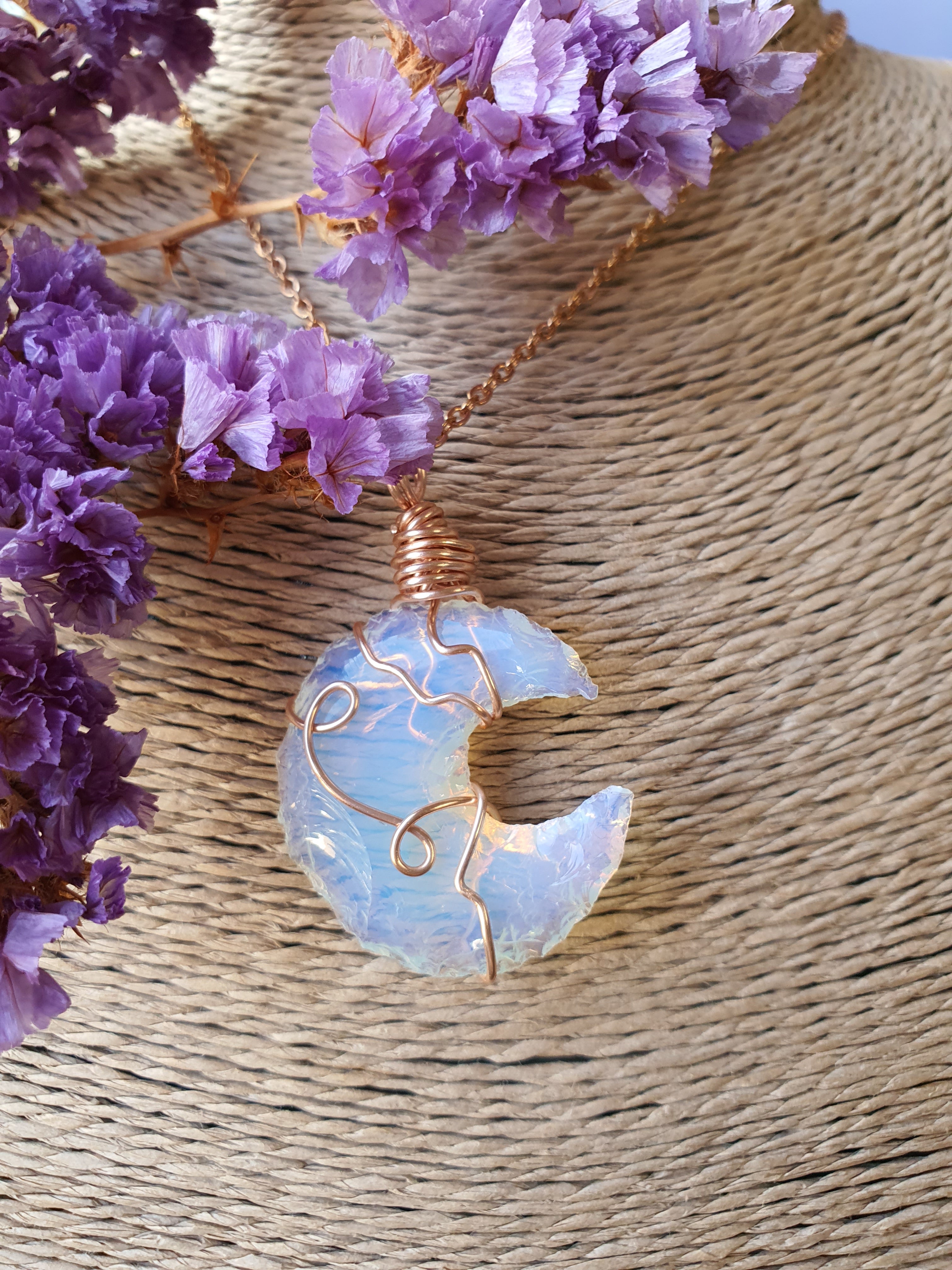 Wire wrapped Maan hanger Opaline._nr 3