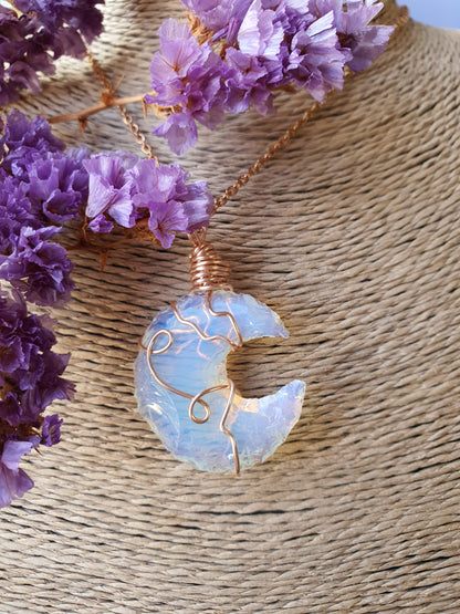 Wire wrapped Maan hanger Opaline._nr 3