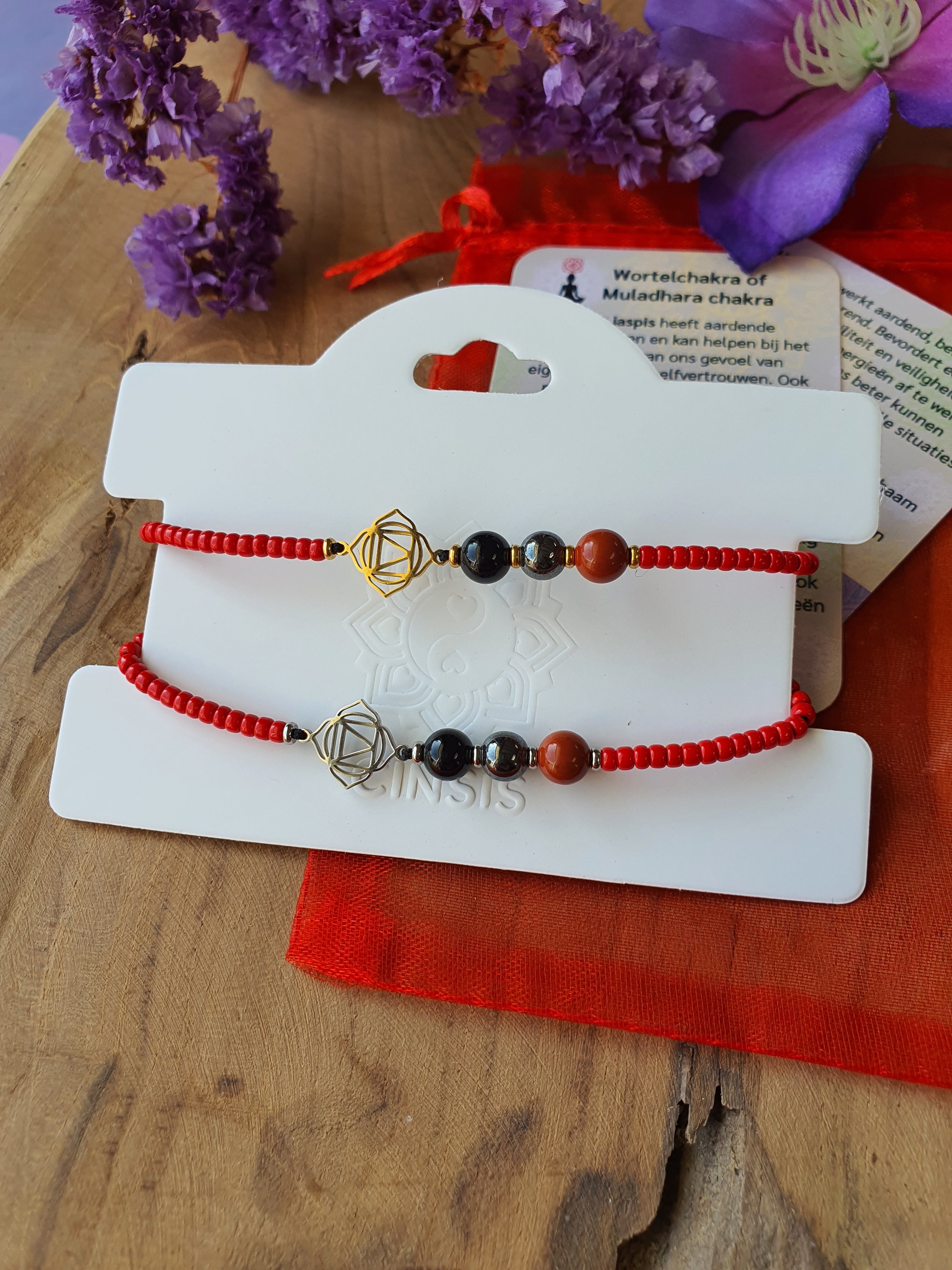 Wortelchakra_armband_met_rode_miyuki_kralen