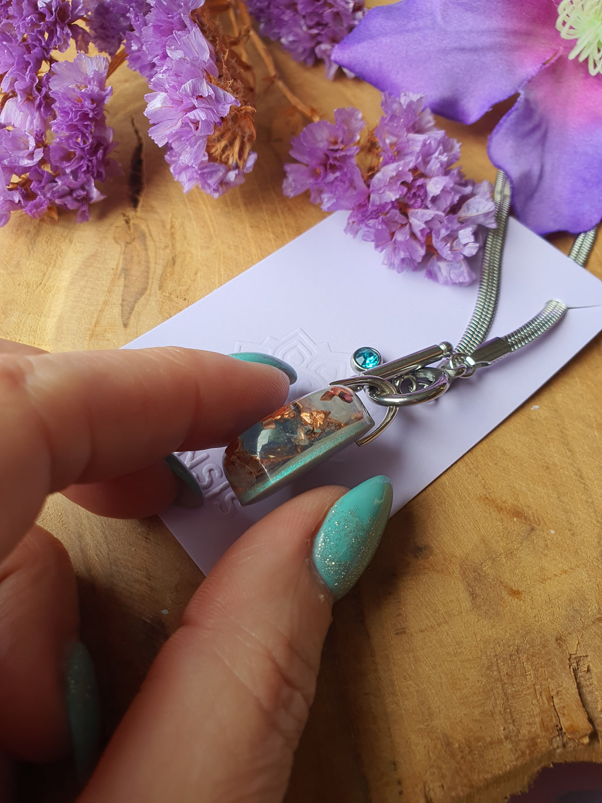 Zijkant Orgonite Hanger Aquamarijn / Bergkristal met RVS ketting + zirkonia bedel