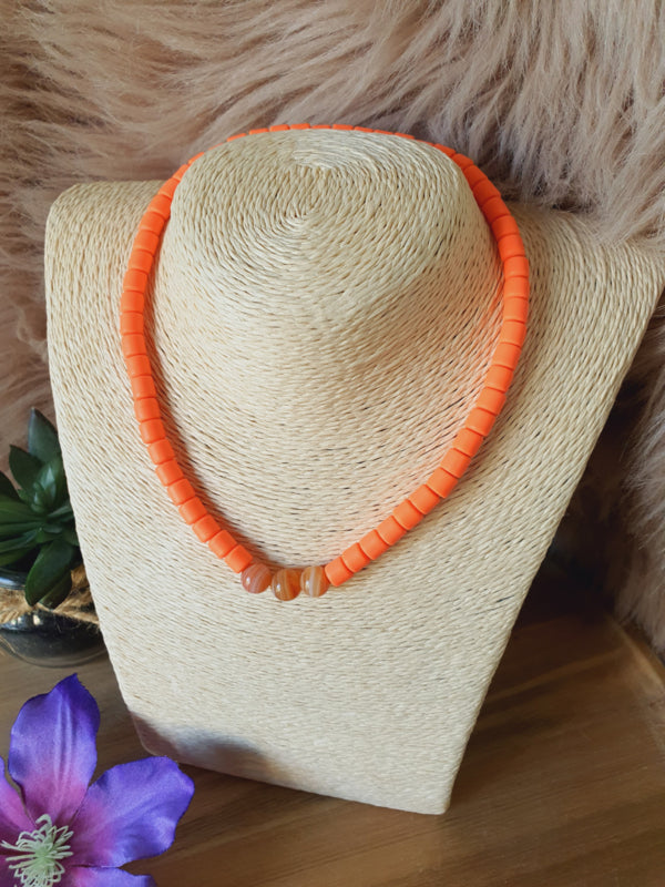 Elastische / rekbare oranje (choker) ketting en armband 2 in 1 sieraad met rode Botswana Agaat kralen (nr 16)