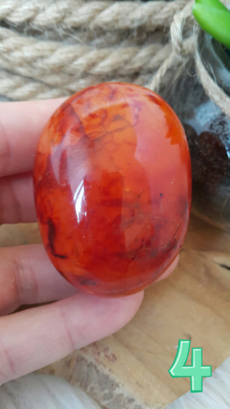 Carneool handsteen 78-97 gram