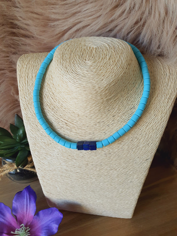 Elastische / rekbare blauw (choker) ketting en armband 2 in 1 sieraad met Lapis Lazuli kubus kralen (nr 23)