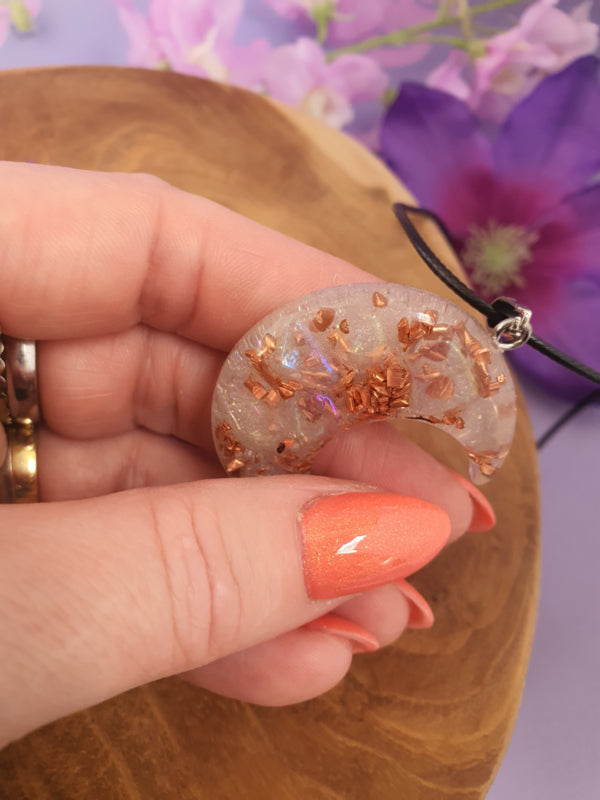 Orgonite hanger Maan Regenboog titanium Aura met Bergkristal (nr 5)