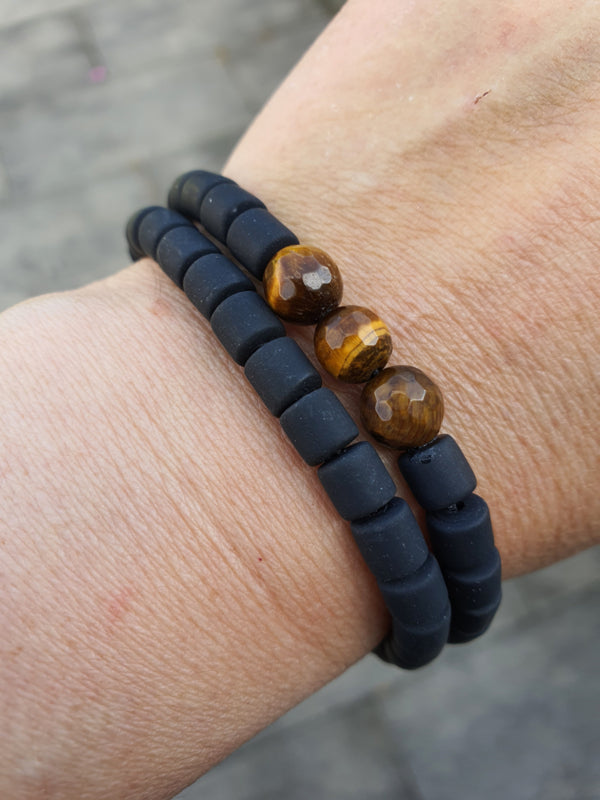 Elastische / rekbare zwarte (choker) ketting en armband 2 in 1 sieraad met Tijgeroog facet kralen (nr 25)