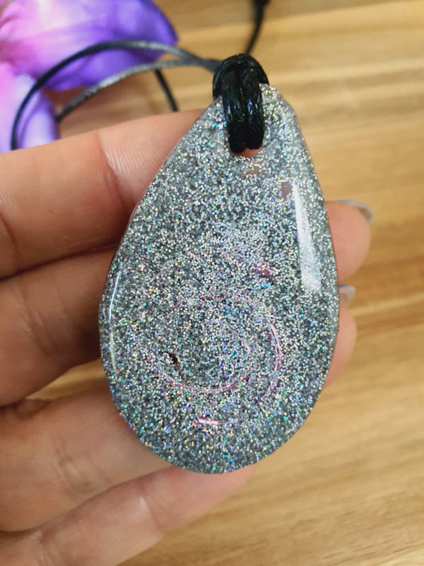 Orgonite hanger Kunziet met Bergkristal 30x55mm (nr 86)