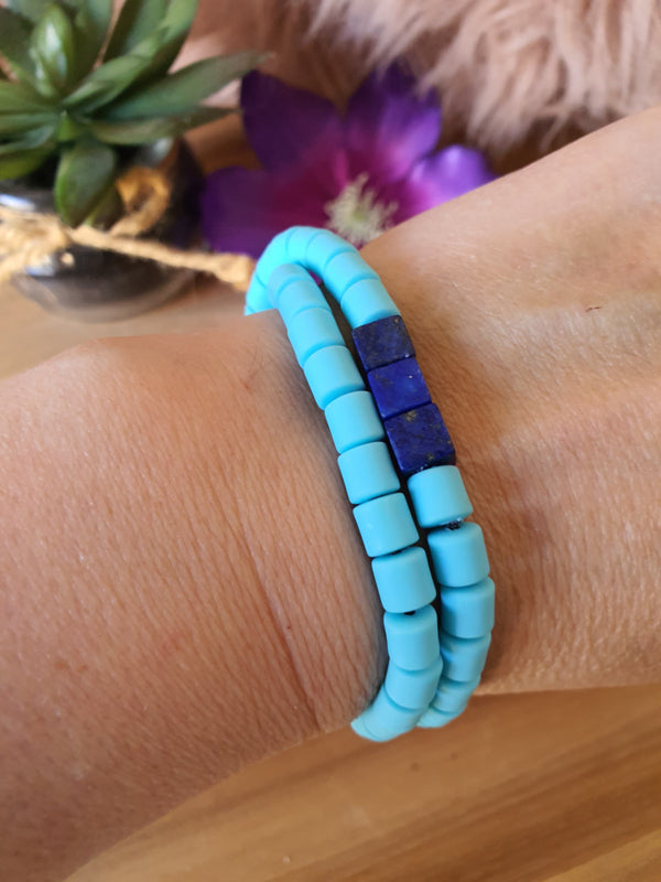 Elastische / rekbare blauw (choker) ketting en armband 2 in 1 sieraad met Lapis Lazuli kubus kralen (nr 23)