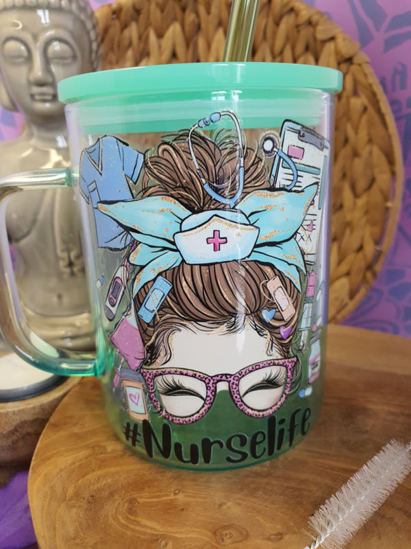 Gekleurde glazen mok met deksel en rietje met &