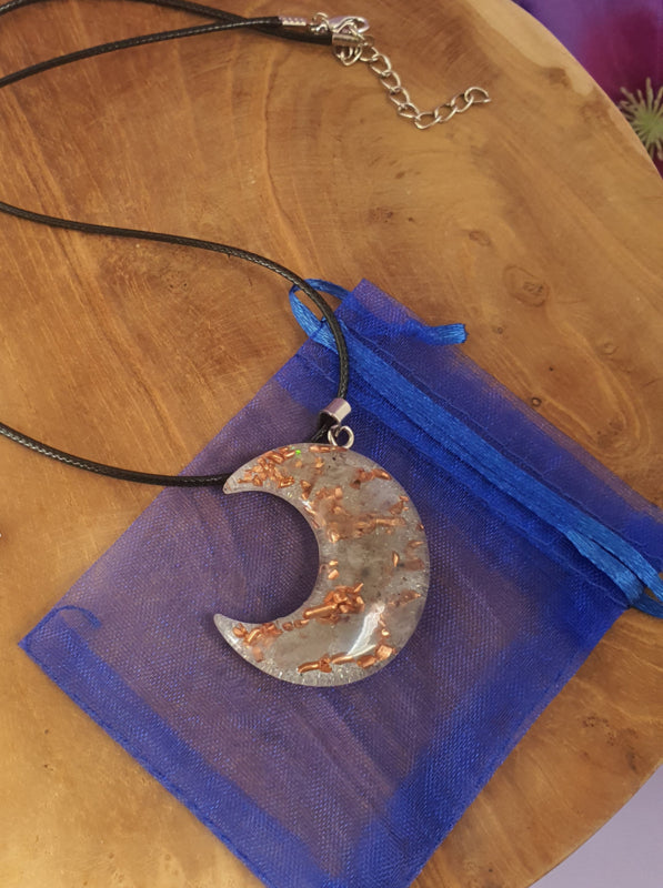 Orgonite hanger Maan Labradoriet met Bergkristal (nr 4)