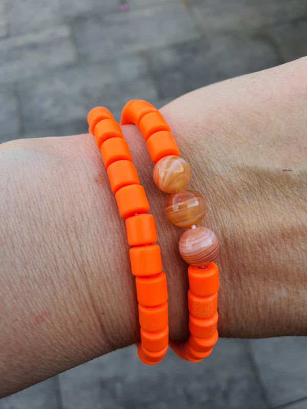 Elastische / rekbare oranje (choker) ketting en armband 2 in 1 sieraad met rode Botswana Agaat kralen (nr 16)