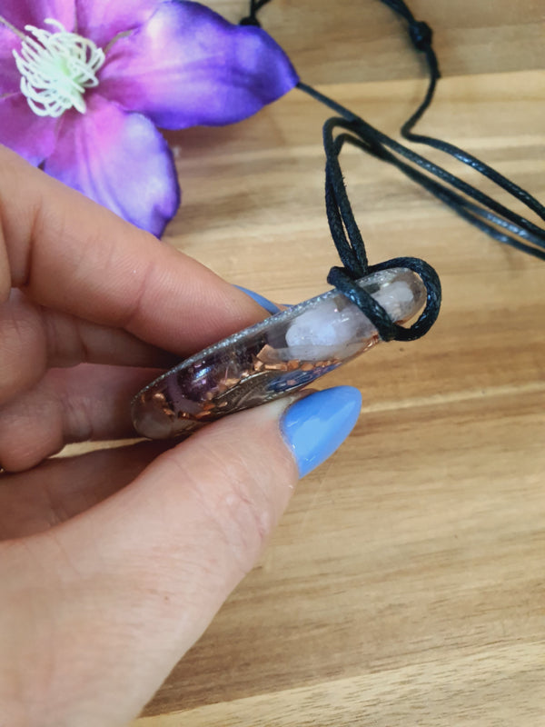 Orgonite hanger Kunziet met Bergkristal 30x55mm (nr 86)