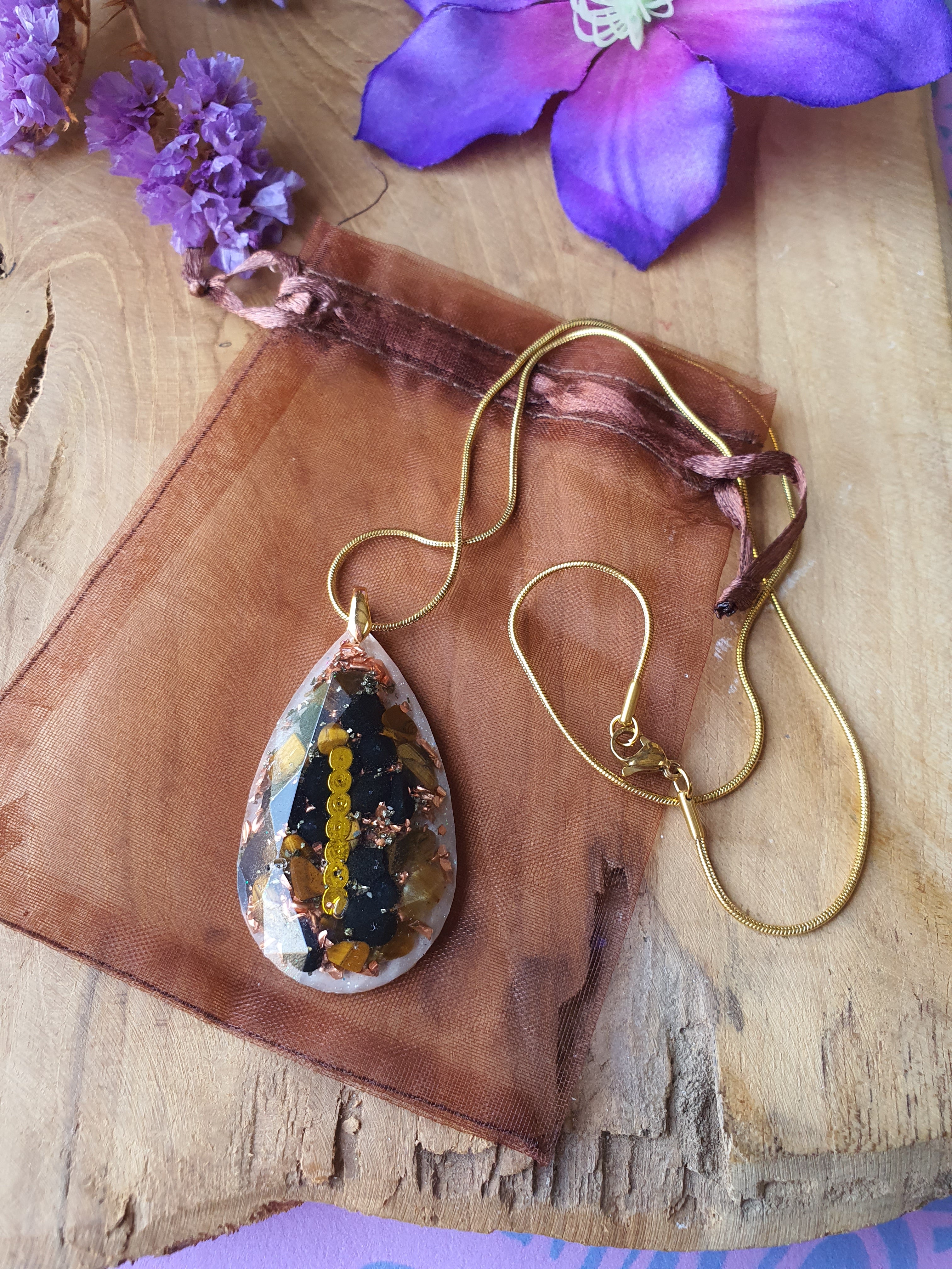 Orgonite hanger Shungiet, Tijgeroog met Bergkristal Diamant druppel 30x50mm 925 gold plated oogje (nr 6)