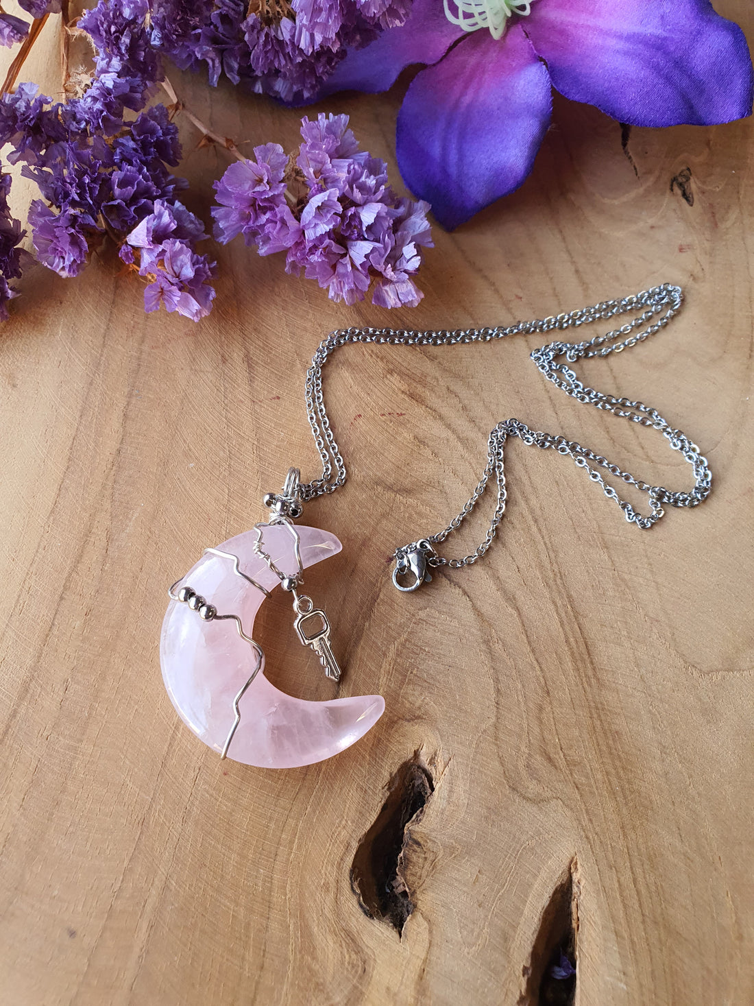 Wire wrapped Rozenkwarts maan hanger