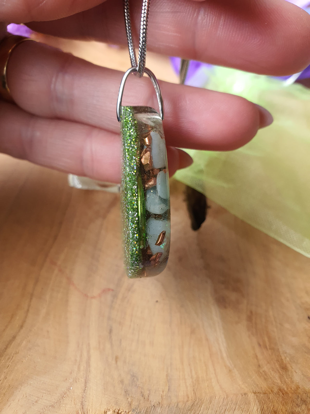 zijaanzicht Orgonite hanger Amazoniet met Bergkristal 925 Sterling zilver oogje met ketting